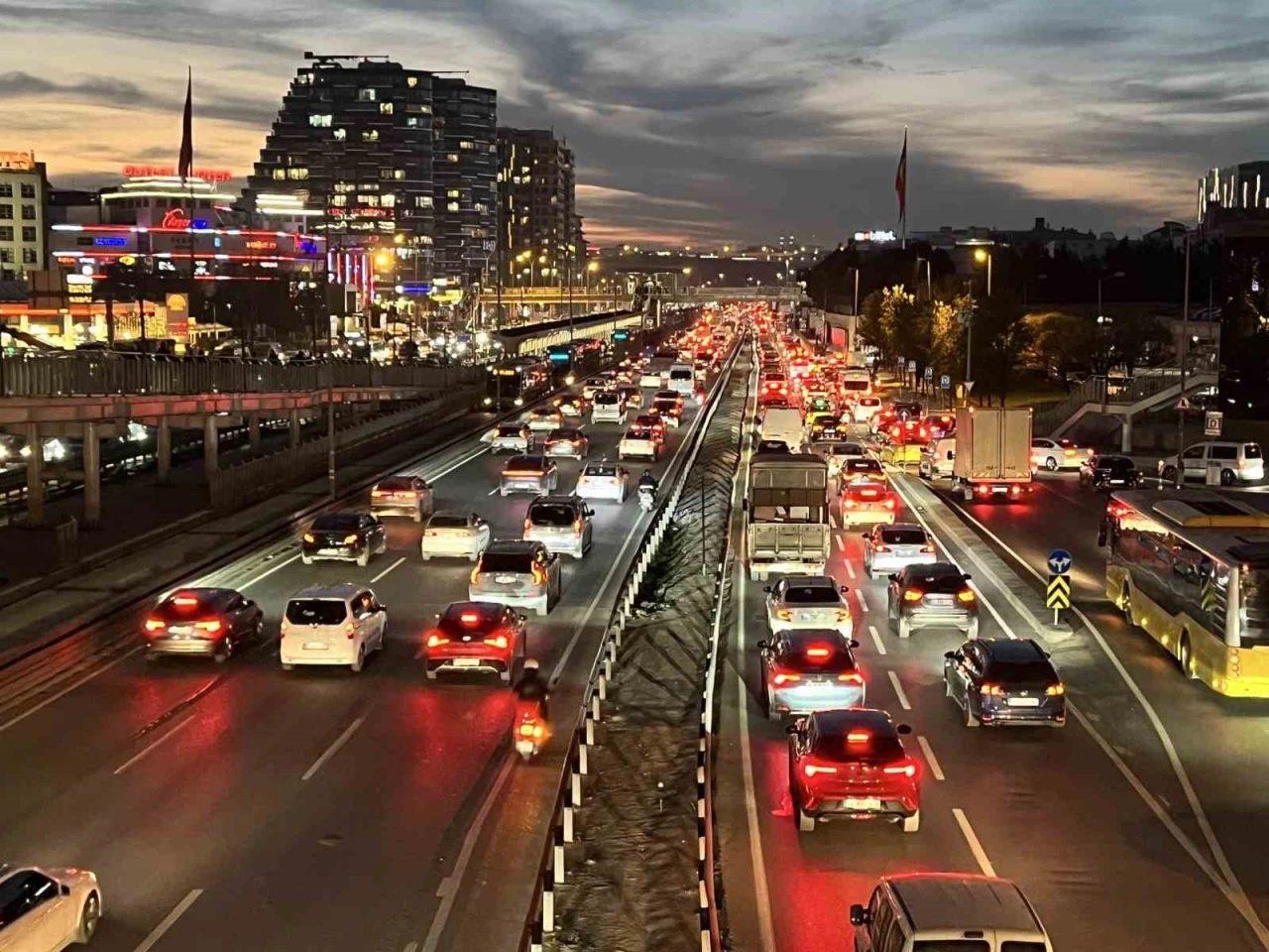 İstanbul’da trafik yoğunluğu yüzde 85’e ulaştı
