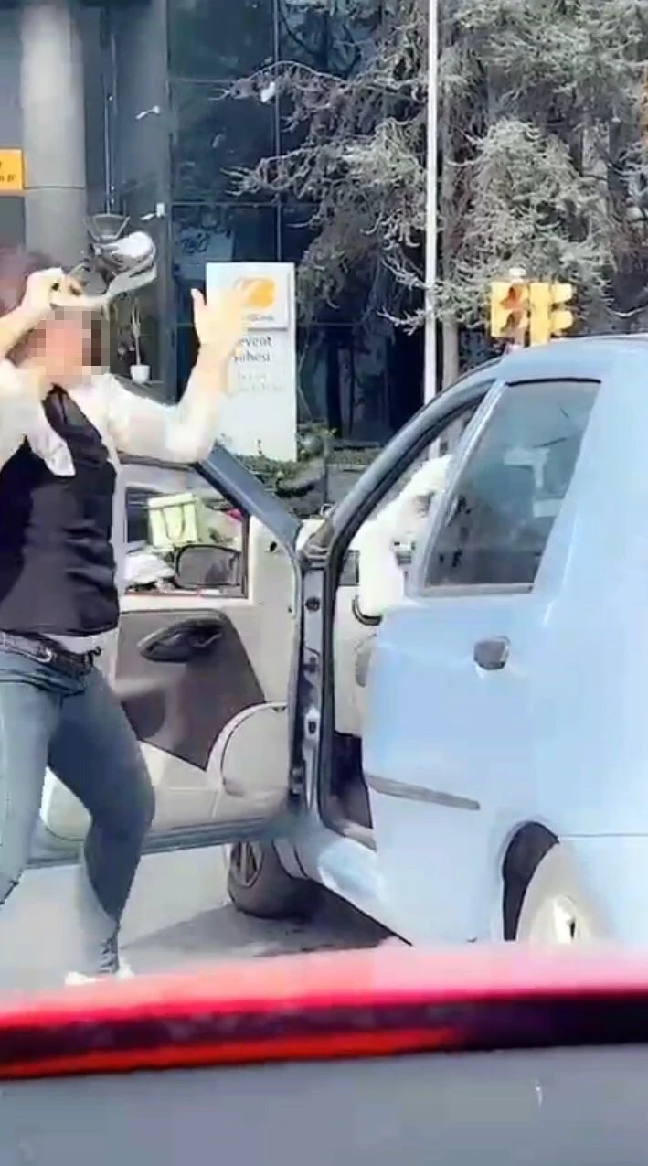 İstanbul&rsquo;da trafikte kadın maganda dehşeti kamerada: &Ccedil;ocuğunun yanında darp edildi
