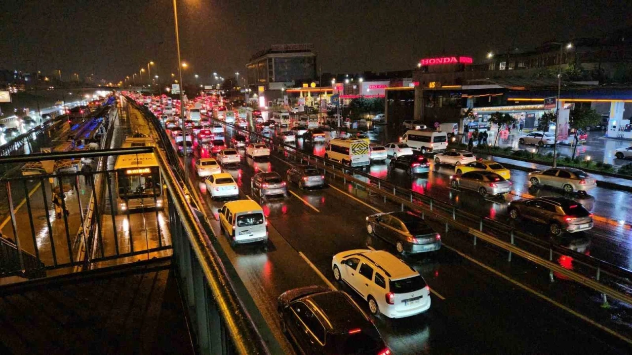 İstanbul&rsquo;da yağışın da etkisiyle trafik durma noktasına geldi
