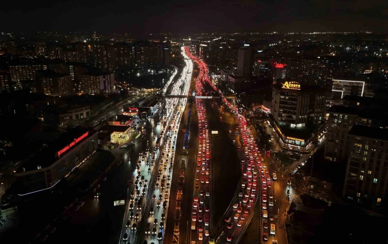İstanbul&rsquo;da y&uuml;zde 90&rsquo;a ulaşan trafik havadan g&ouml;r&uuml;nt&uuml;lendi
