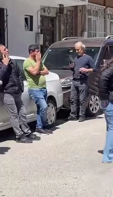 İstanbul’daki deprem anında çayını alarak kaçan vatandaş kamerada

