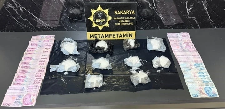 İstanbul&rsquo;dan yola &ccedil;ıktı, gişelerde yakayı ele verdi: 1 kilo metamfetamin ele ge&ccedil;irildi
