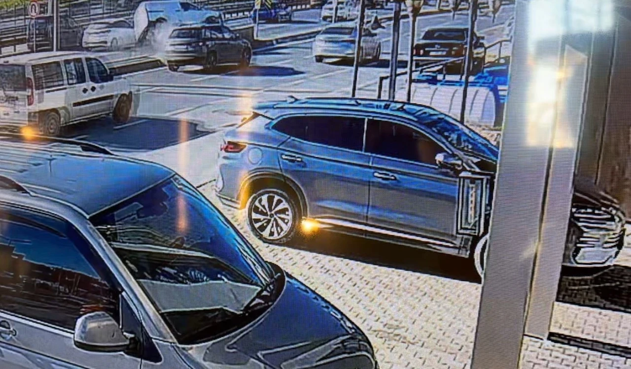 İstanbul E-5 Saadetdere&rsquo;de trafiği kilitleyen kaza
