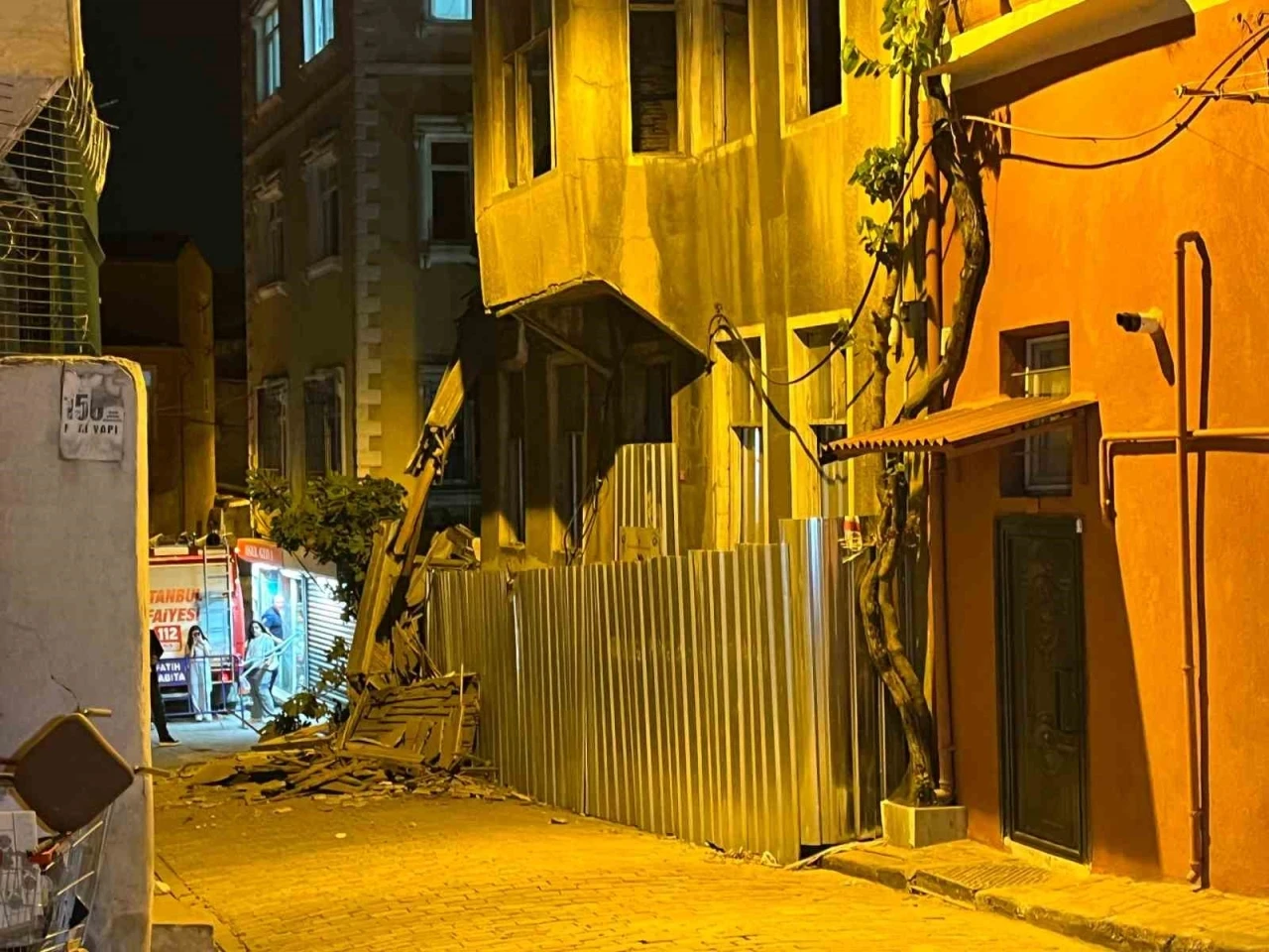İstanbul Fatih Ayvansaray’da, metruk binada çökme meydana geldi. İhbar üzerine itfaiye, AFAD, UMKE ve sağlık ekipleri sevk edildi.

