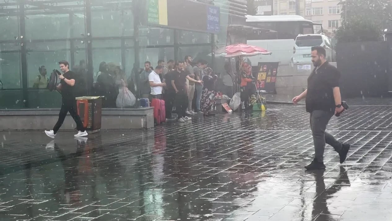 İstanbul g&uuml;ne yağmurla uyandı, kent bir nebze olsun serinledi
