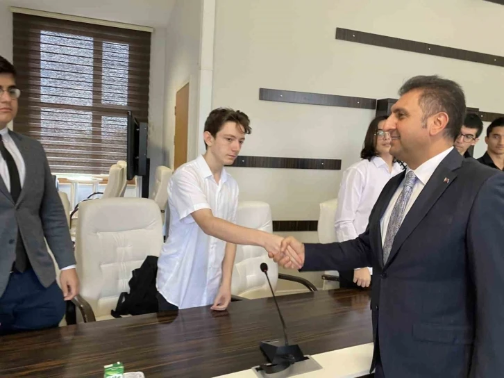 İstanbul İl Milli Eğitim M&uuml;d&uuml;r&uuml; Yent&uuml;r, d&uuml;nya birincisi olan Gaziosmanpaşa BİLSEM &ouml;ğrencilerini ağırladı
