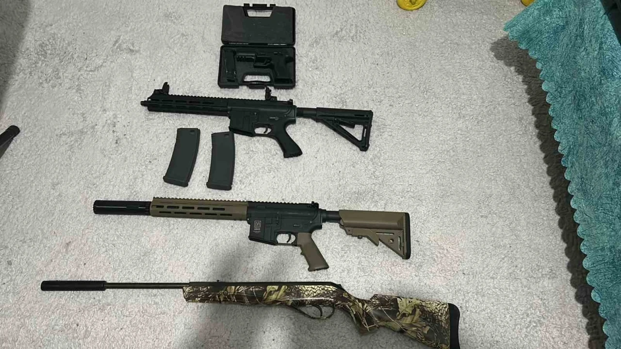 İstanbul merkezli DEAŞ operasyonunda kılı&ccedil;, pala, kasatura ele ge&ccedil;irildi
