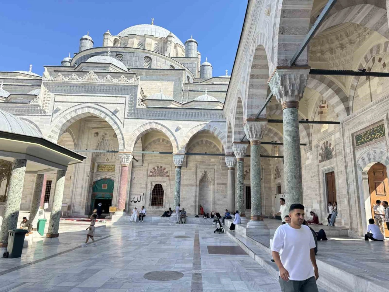 İstanbul sıcaktan bunalınca tarihi camilere sığındı
