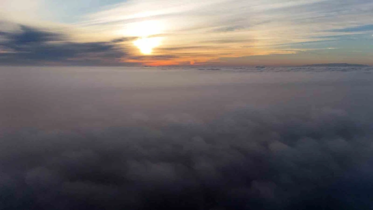 İstanbul sisle kaplandı, bulutların &uuml;st&uuml;nde kartpostallık manzaraları g&ouml;r&uuml;nt&uuml;ledi
