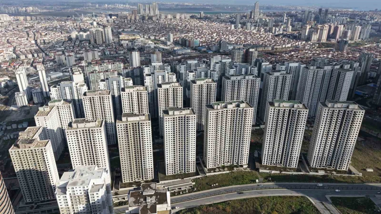 İstanbul&rsquo;un g&ouml;kdelen mezarlıkları Esenyurt&rsquo;ta havadan g&ouml;r&uuml;nt&uuml;lendi
