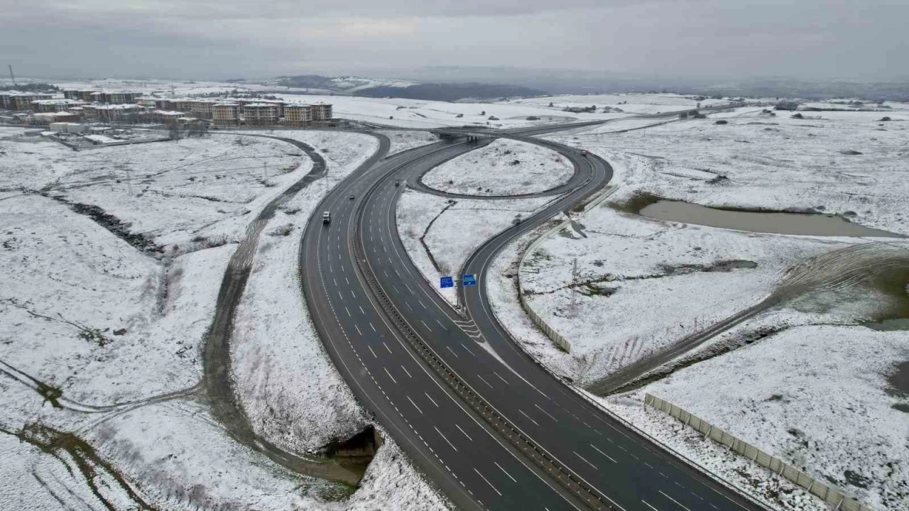 İstanbul&rsquo;un y&uuml;ksek kesimlerinde kar etkili oldu
