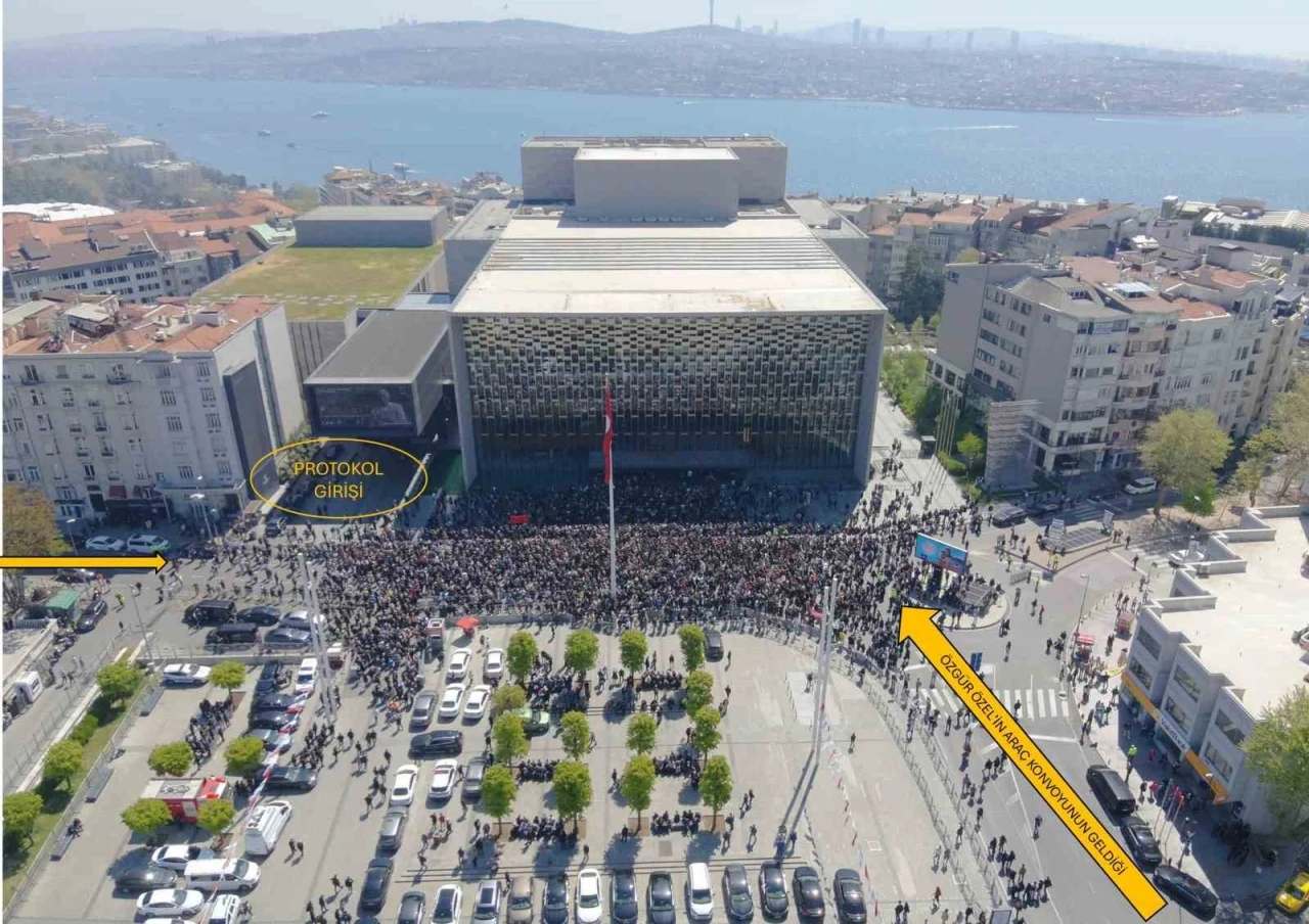 İstanbul Valiliği, &quot;Özgür Özel’in makam aracı kapalı otoparka alınmadı&quot; iddialarını yalanladı
