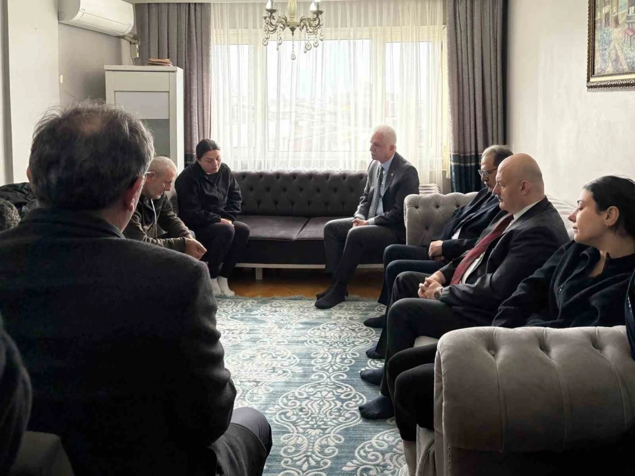 İstanbul Valisi Davut G&uuml;l, G&uuml;ng&ouml;ren&rsquo;de uğradığı bı&ccedil;aklı saldırı sonucu hayatını kaybeden Atlas &Ccedil;ağlayan&rsquo;ın ailesini ziyaret etti
