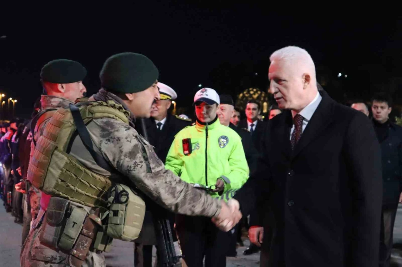 İstanbul Valisi G&uuml;l: "Hemşehrilerimizin huzur i&ccedil;inde yeni yıla girmesi i&ccedil;in b&uuml;t&uuml;n tedbirleri aldık"
