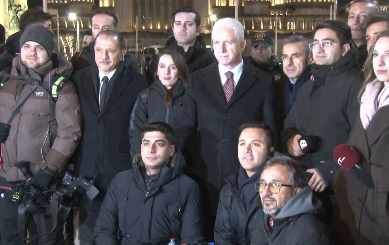 İstanbul Valisi G&uuml;l ve İl Emniyet M&uuml;d&uuml;r&uuml; Yıldız, Taksim&rsquo;de denetim noktasını ziyaret etti
