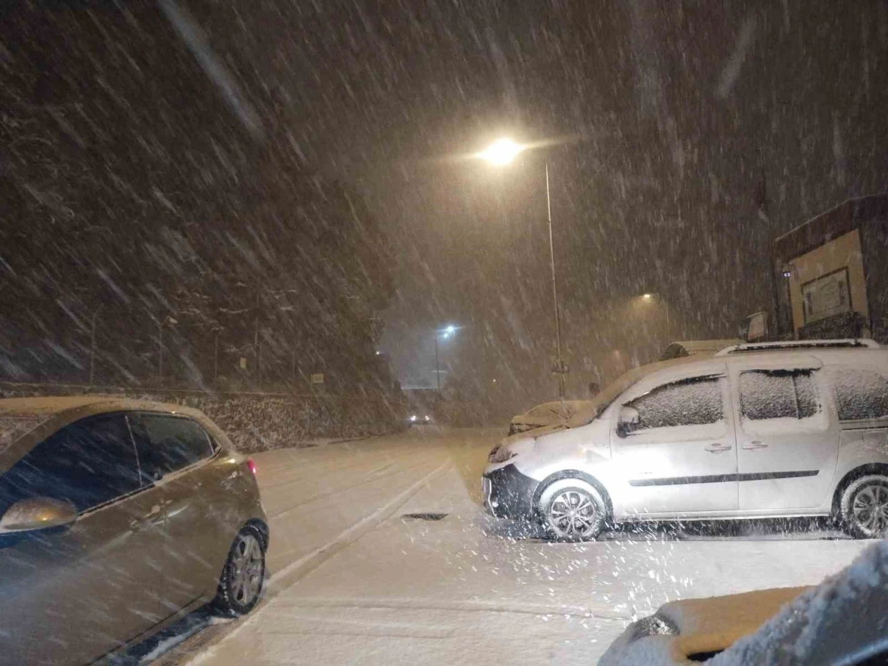 İstanbul yeni yıla karla girdi, yollar beyaza b&uuml;r&uuml;nd&uuml;
