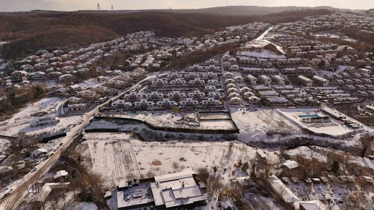 İstanbul yeni yıla karla uyandı: Y&uuml;ksek kesimler beyaza b&uuml;r&uuml;nd&uuml;
