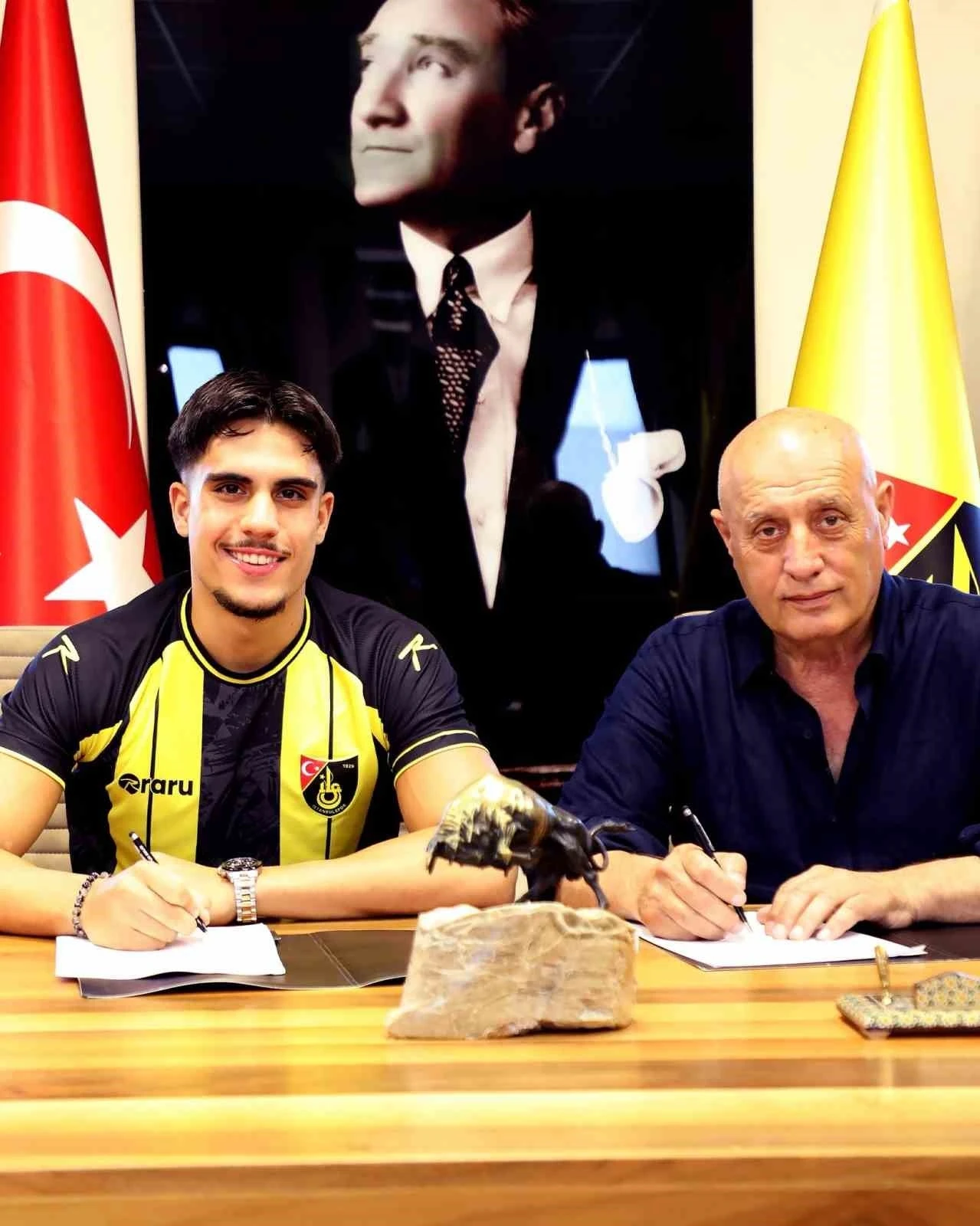 İstanbulspor, genç stoperi renklerine bağladı

