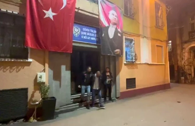 İstiklal Caddesi&rsquo;nde merdivendeki telefonu &ccedil;alan ş&uuml;pheli yakalandı
