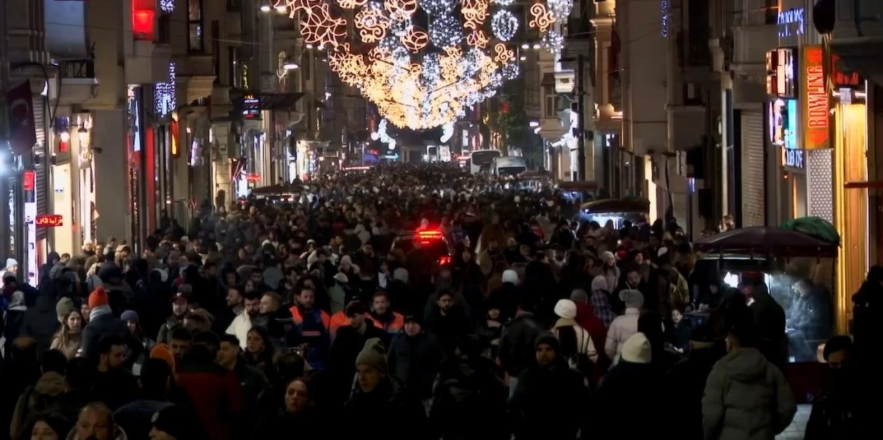 İstiklal Caddesi&rsquo;ndeki yoğunluk havadan g&ouml;r&uuml;nt&uuml;lendi
