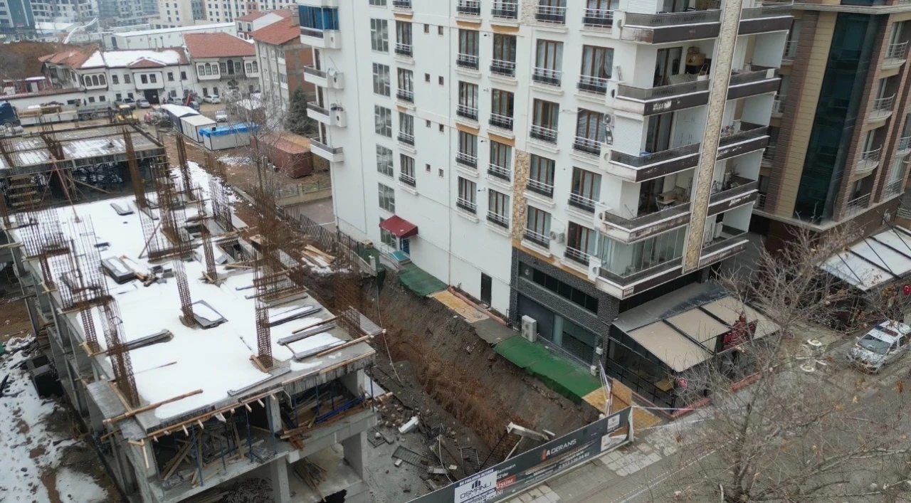 İstinat duvarı &ccedil;&ouml;ken bina havadan g&ouml;r&uuml;nt&uuml;lendi
