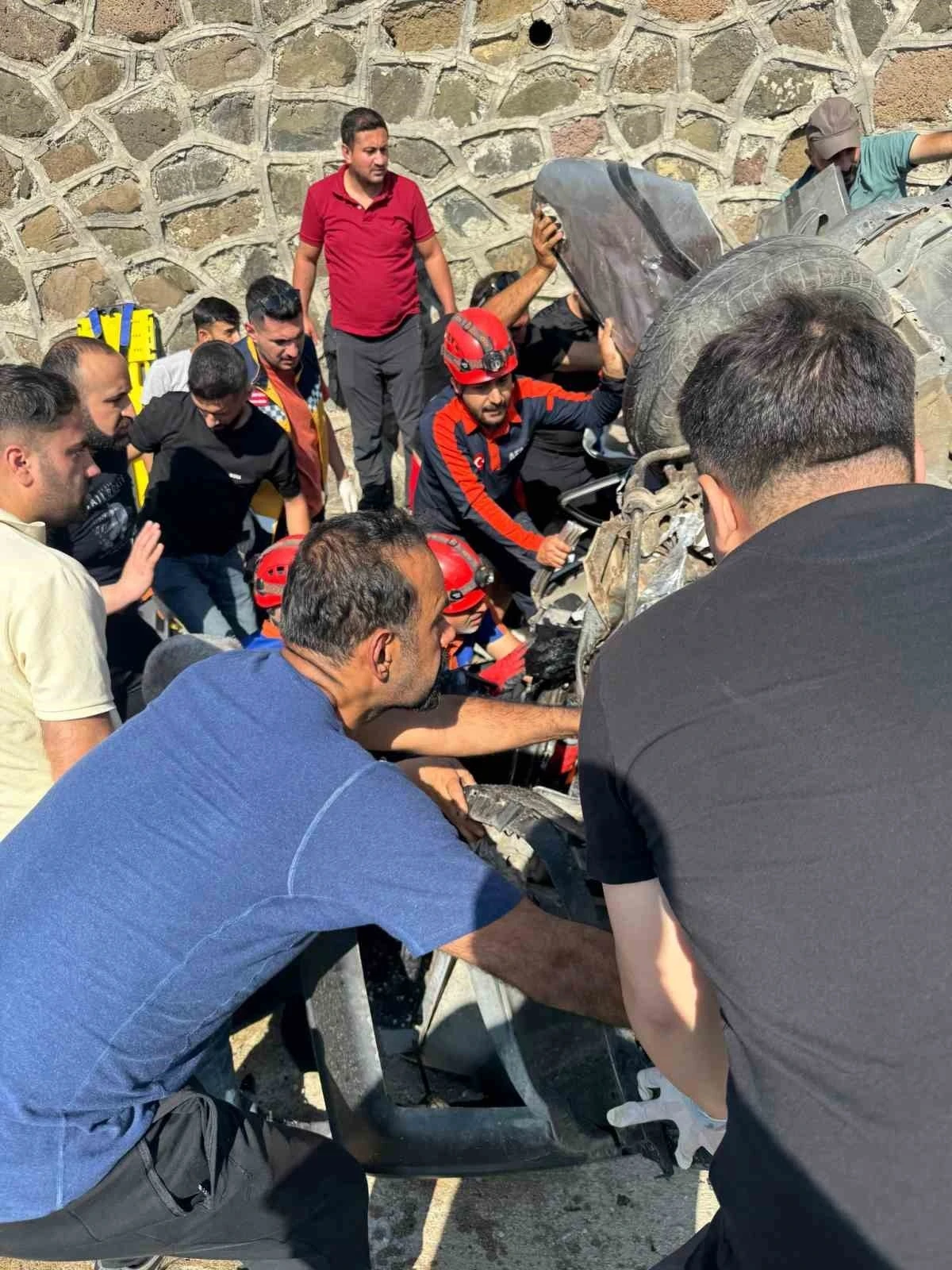 İstinat duvarına çarpan araçta sıkışan 2 kişi kurtarıldı
