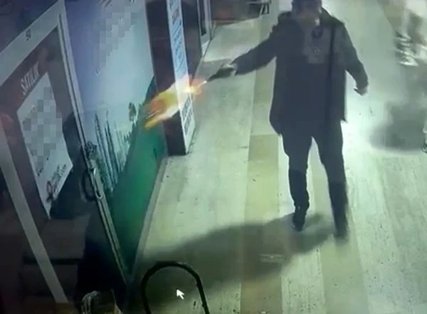 İşyerini mermi yağmuruna tuttu, elini kolunu sallayarak uzaklaştı: O anlar kamerada
