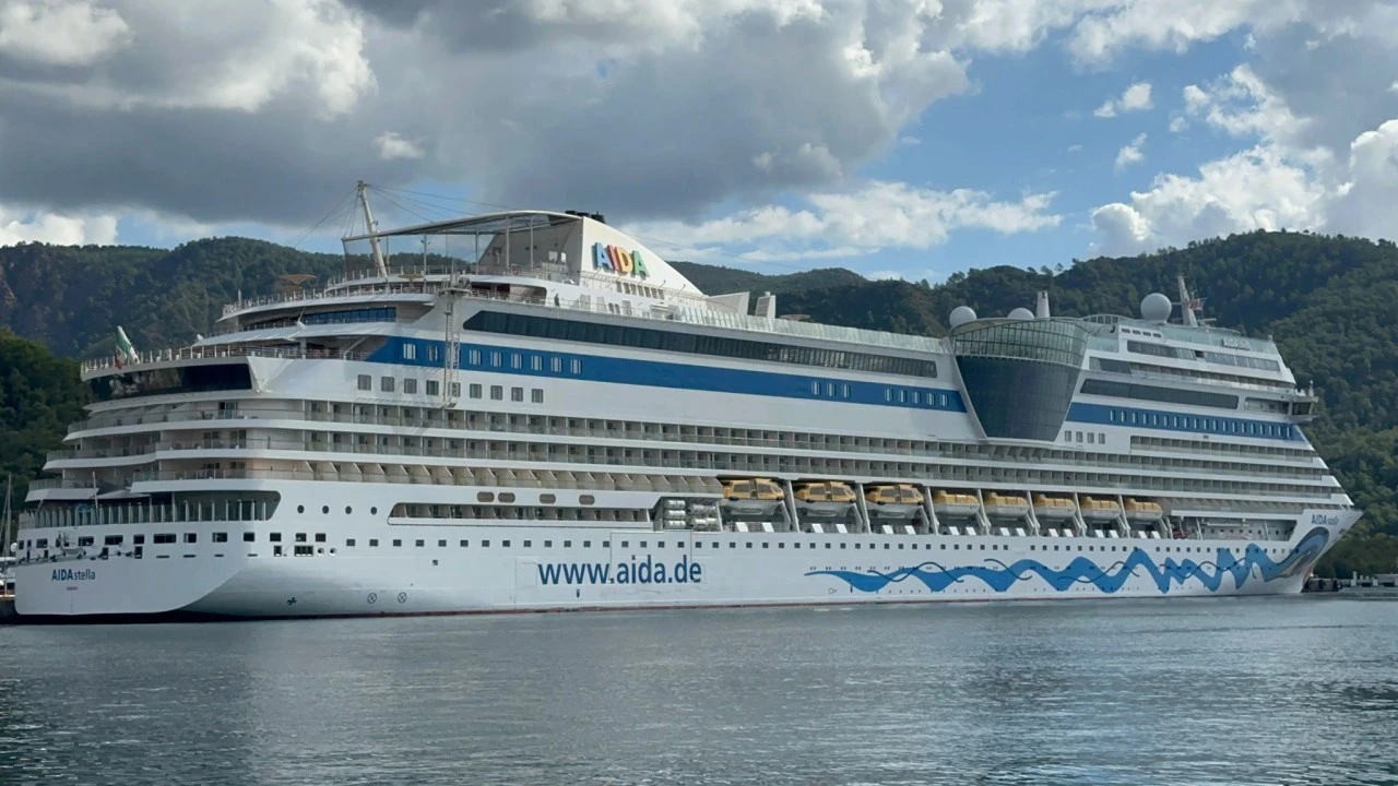 İtalya bayraklı dev kruvaziyer gemisi “Aida Stella” Marmaris’e demirledi