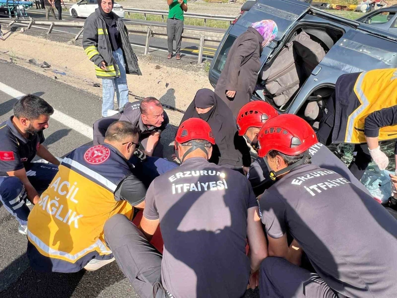 İtfaiye araçta sıkışan 5 kişiyi çıkardı
