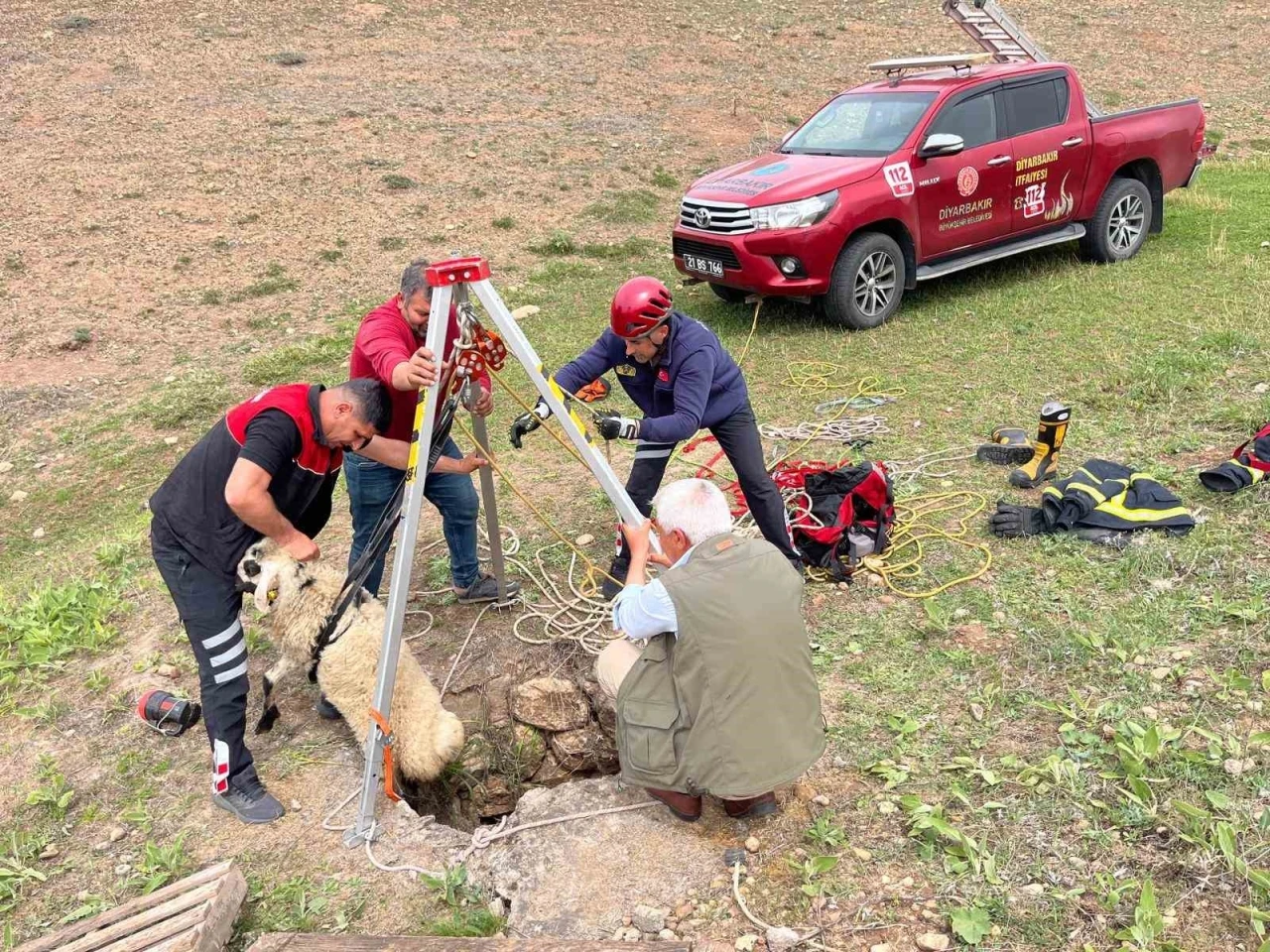 İtfaiye ekipleri kuyuya düşen koyunu kurtardı
