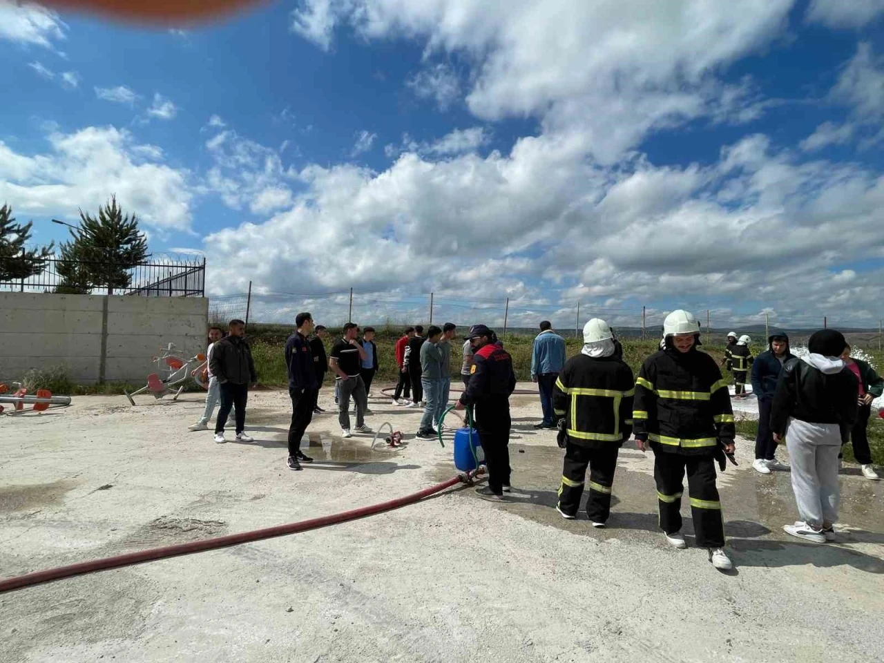 İtfaiye ekiplerinden üniversite öğrencilerine uygulamalı eğitim
