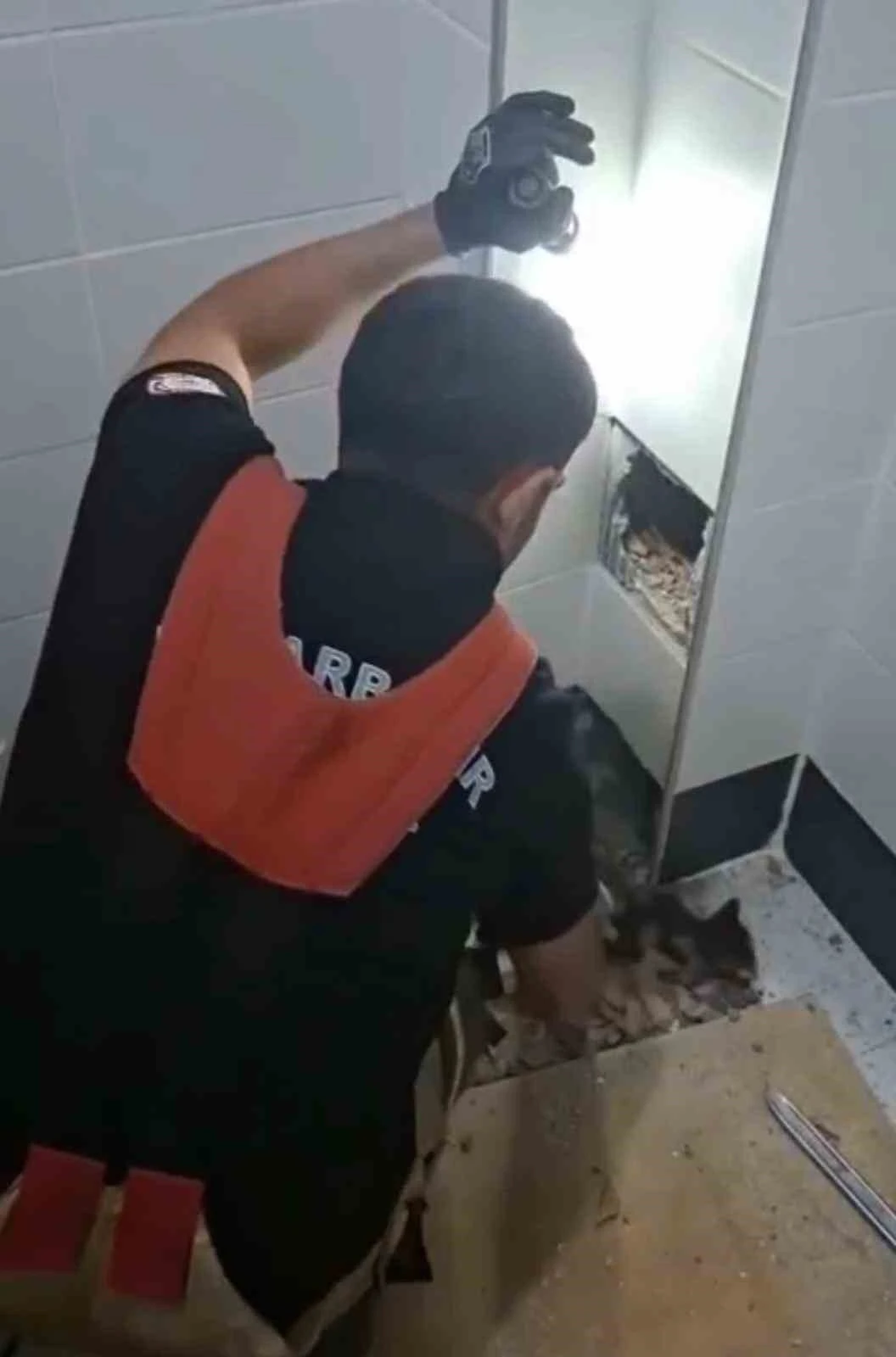İtfaiye erleri havalandırma boşluğunda kalan kedi i&ccedil;in seferber oldu
