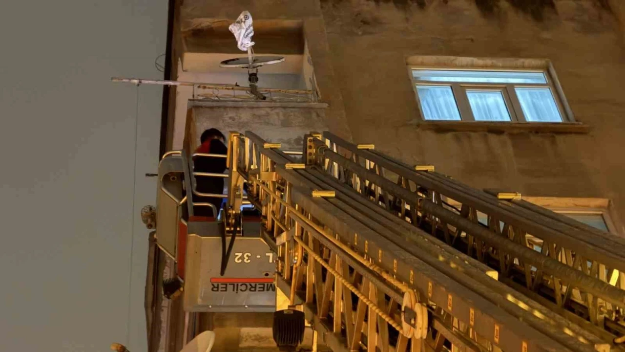 İtfaiye eve merdiven uzatarak girdi, çocuğun uyuduğu ortaya çıktı
