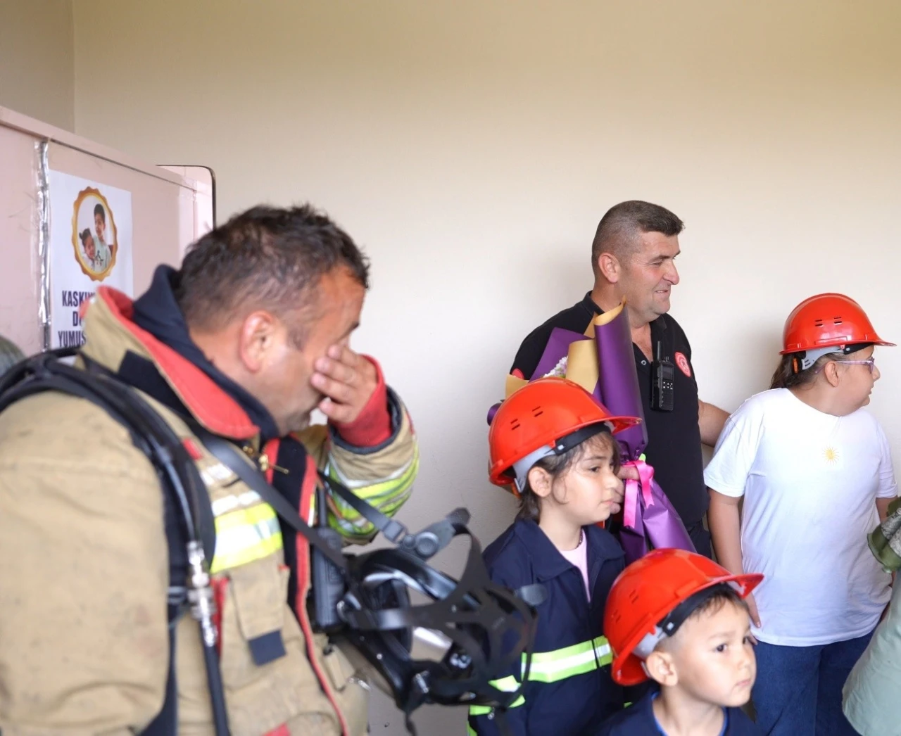 İtfaiye personellerini duygulandıran not: &quot;Pelerinin olmasa da kaskın yeter&quot;
