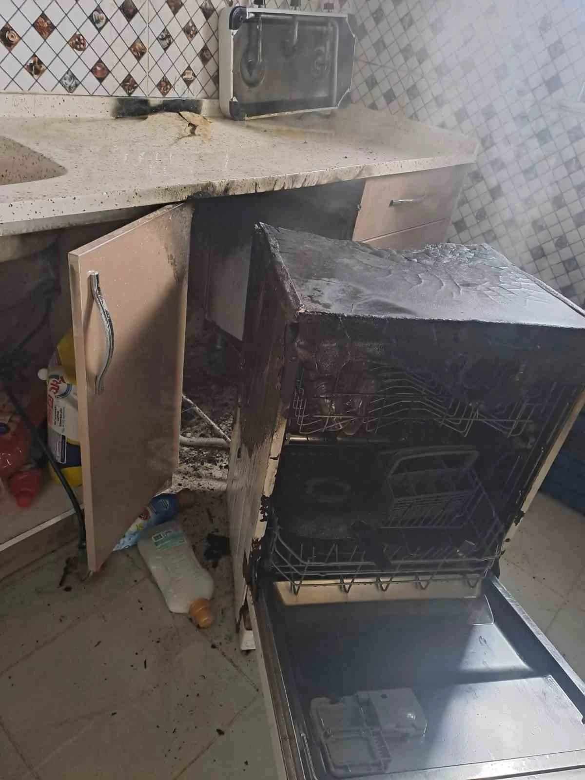 İtfaiyenin hızlı m&uuml;dahalesiyle alevler diğer odalara sı&ccedil;ramadan s&ouml;nd&uuml;r&uuml;ld&uuml;
