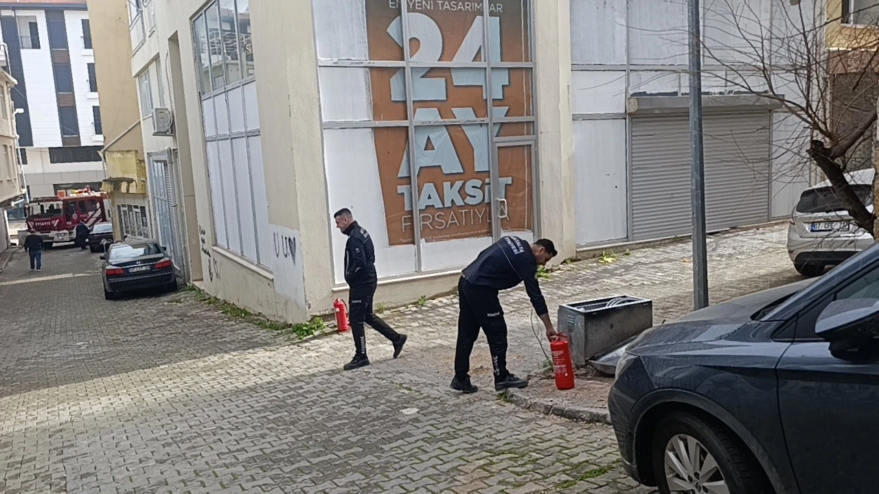 İtfaiyeye park engeli: İtfaiye erleri yangına t&uuml;plerle koşarak m&uuml;dahale etti
