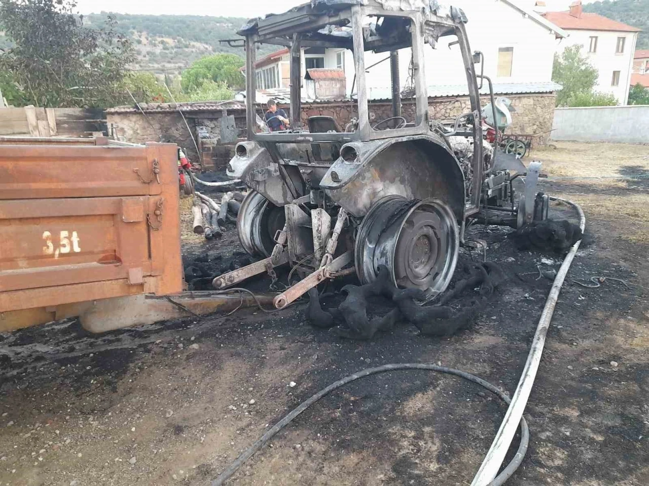 İvrindi’de traktör yandı, geriye demir yığını kaldı
