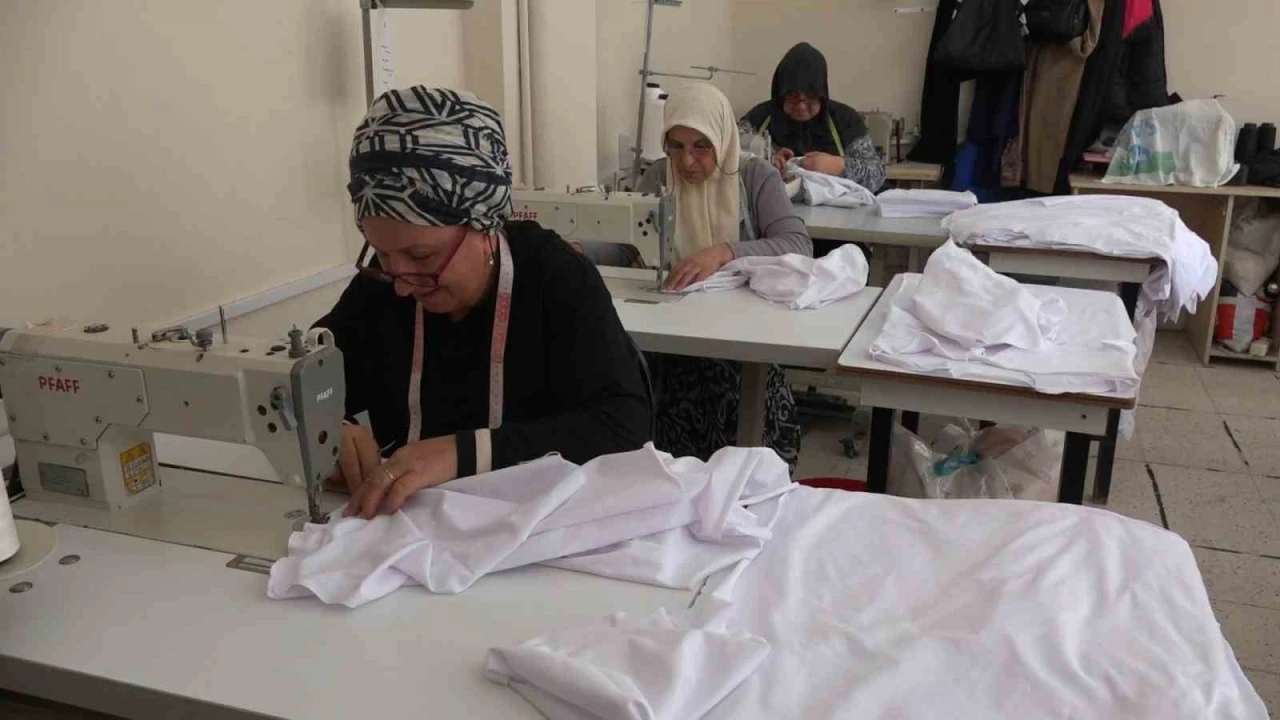 İyidere’de Halk Eğitim Merkezi kursiyerlerinden çocuklara 23 Nisan sürprizi
