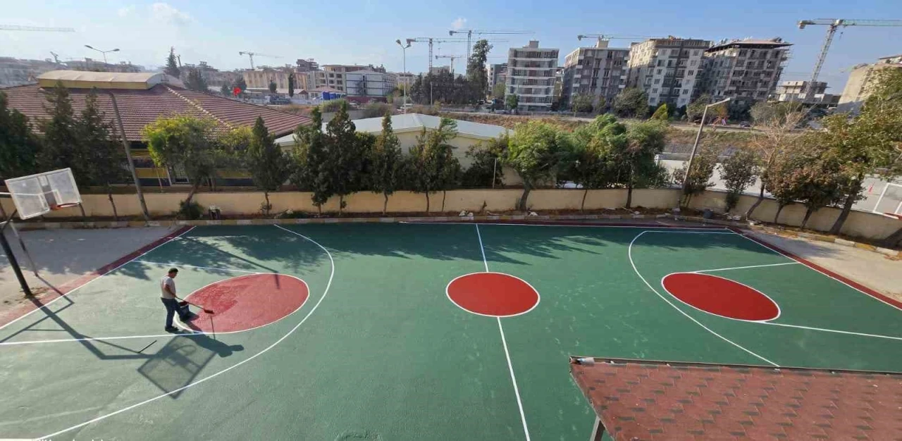İZAKUT İzmir gönüllüleri Defne’de iki spor sahası yaptı
