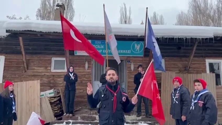 İzcilerden bayrak y&uuml;r&uuml;y&uuml;ş&uuml;
