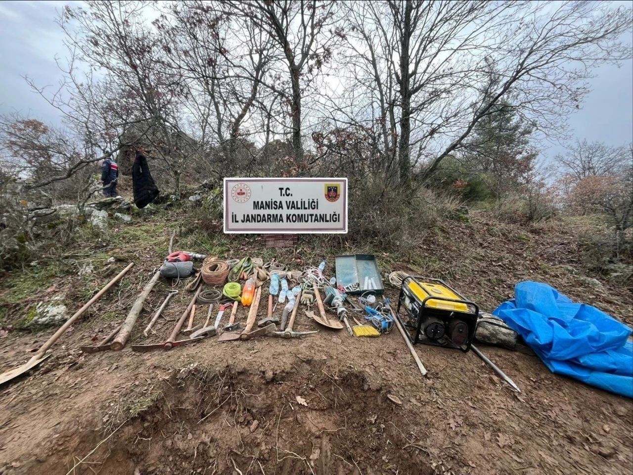 İzinsiz kazıya jandarmadan su&ccedil;&uuml;st&uuml;
