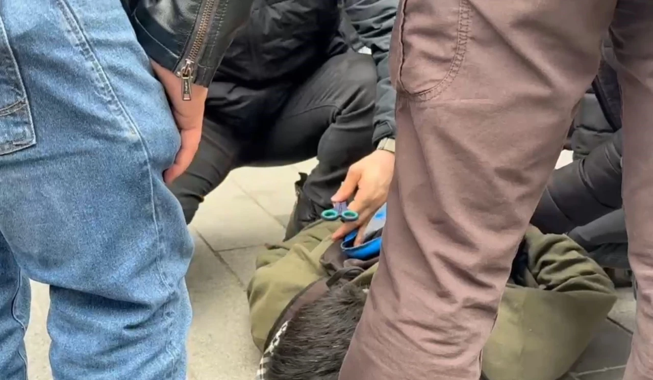 İzinsiz yürümek isteyen gruba polis müdahalesi, göstericinin çantasından makas çıktı: &quot;Burun kıllarımı alıyorum&quot;
