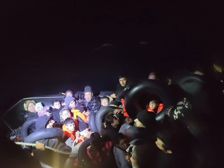 İzmir açıklarında 14 göçmen kurtarıldı, 35 göçmen yakalandı
