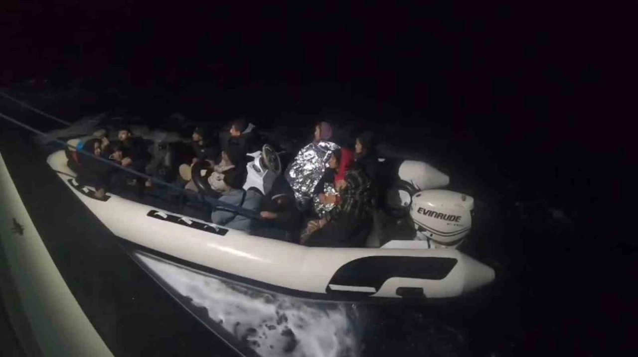 İzmir a&ccedil;ıklarında 25 d&uuml;zensiz g&ouml;&ccedil;men yakalandı, 33 g&ouml;&ccedil;men kurtarıldı
