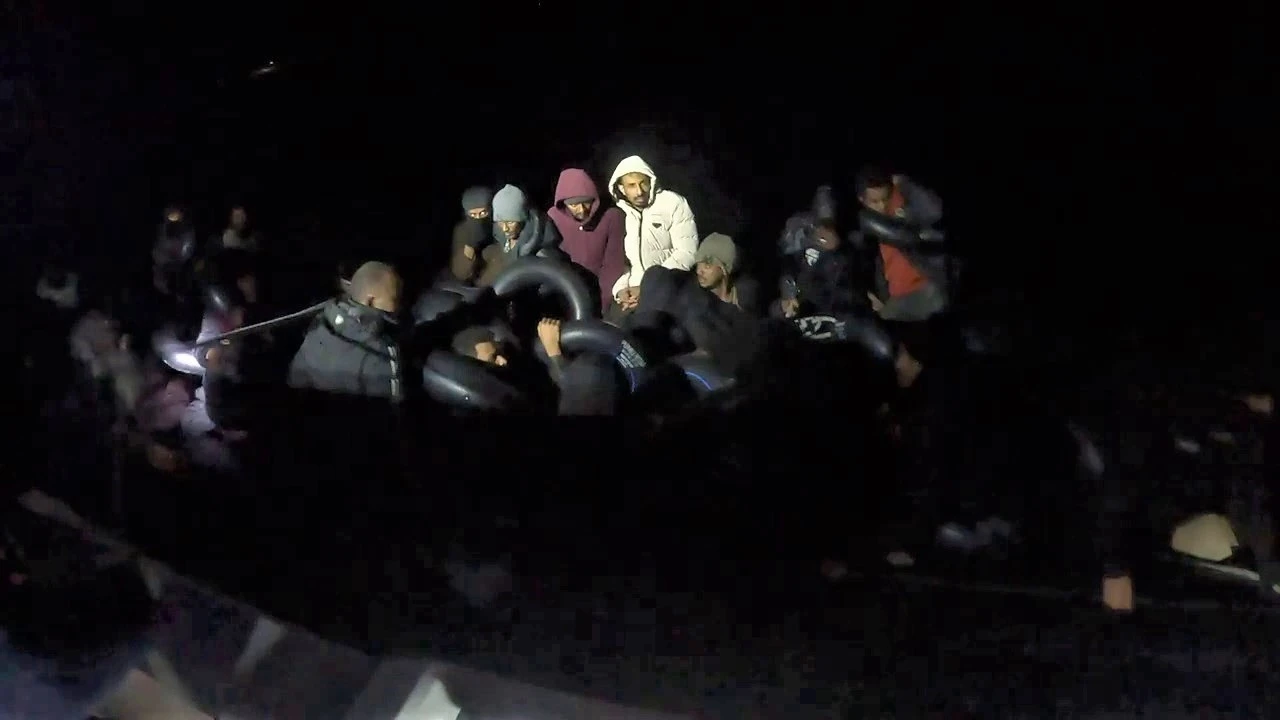 İzmir açıklarında 43 düzensiz göçmen kurtarıldı