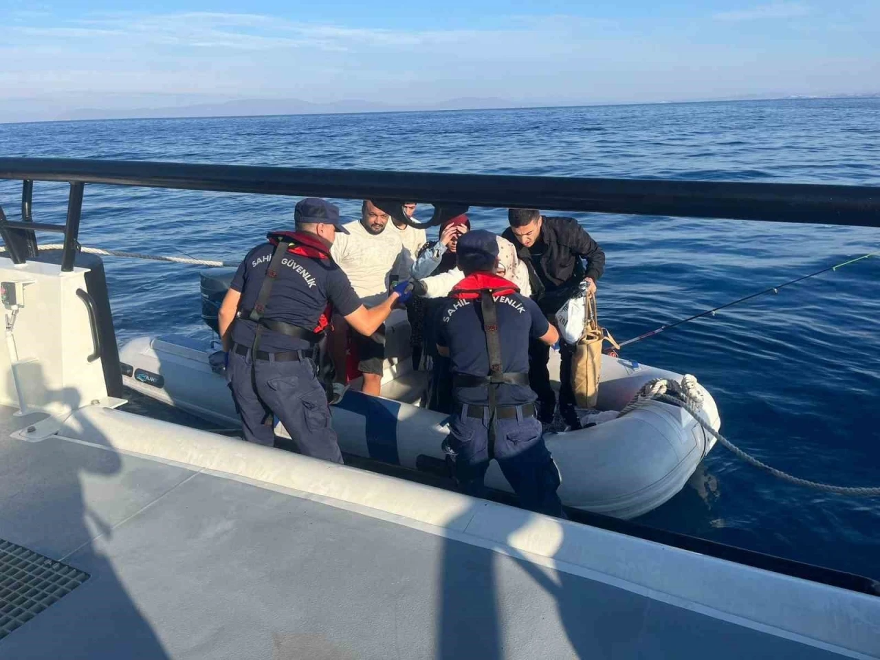 İzmir açıklarında 44 düzensiz göçmen yakalandı
