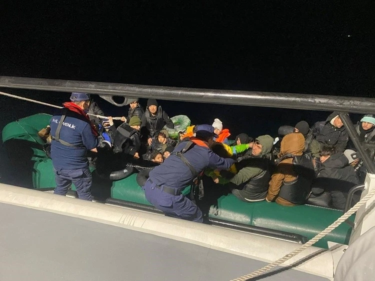 İzmir a&ccedil;ıklarında 50 d&uuml;zensiz g&ouml;&ccedil;men yakalandı
