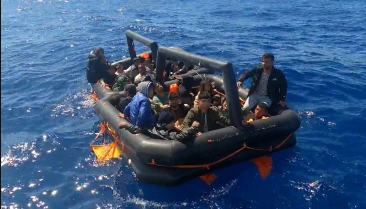 İzmir açıklarında 60 düzensiz göçmen kurtarıldı
