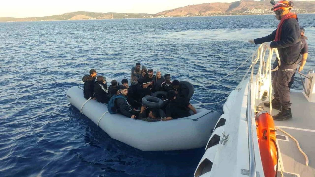 İzmir a&ccedil;ıklarında g&ouml;&ccedil;men operasyonu: 4&rsquo;&uuml; &ccedil;ocuk 65 d&uuml;zensiz g&ouml;&ccedil;men yakalandı
