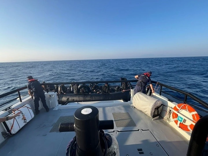 İzmir açıklarında sürüklenen bottaki 41 göçmen kurtarıldı
